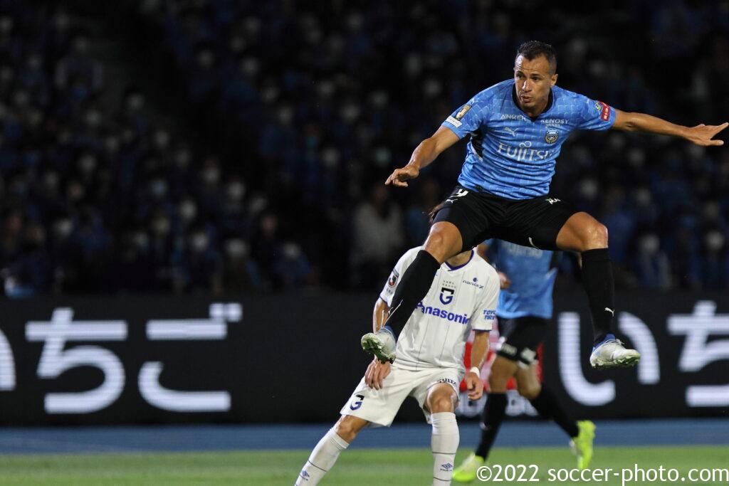 GKへのプレッシングを掛けて飛ぶレアンドロダミアン選手 2022.07.09 川崎vsG大阪