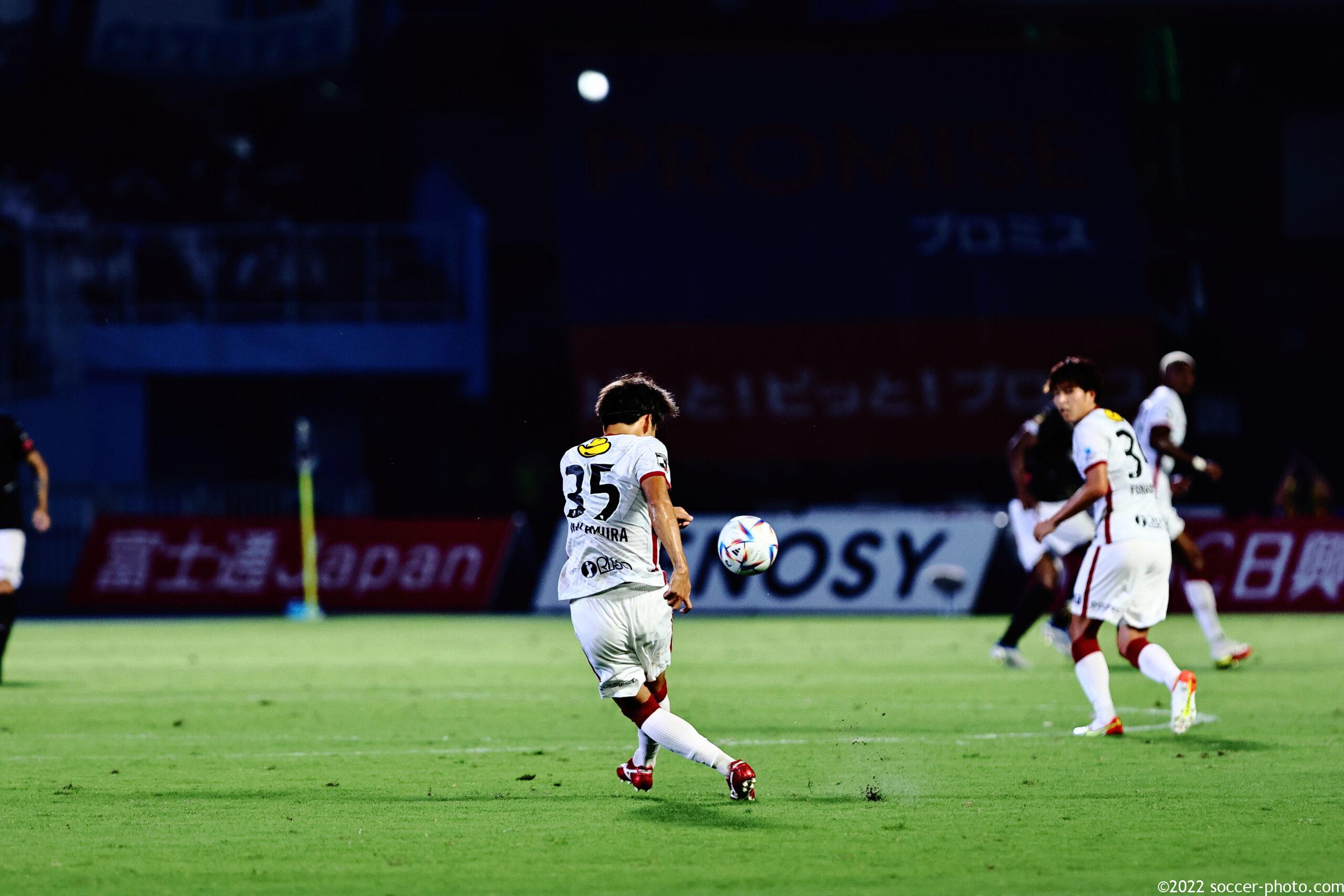鹿島アントラーズ MF No.35 中村亮太朗選手のロングフィード 2022.08.27 川崎Fvs鹿島 (写真 soccer-photo.com)