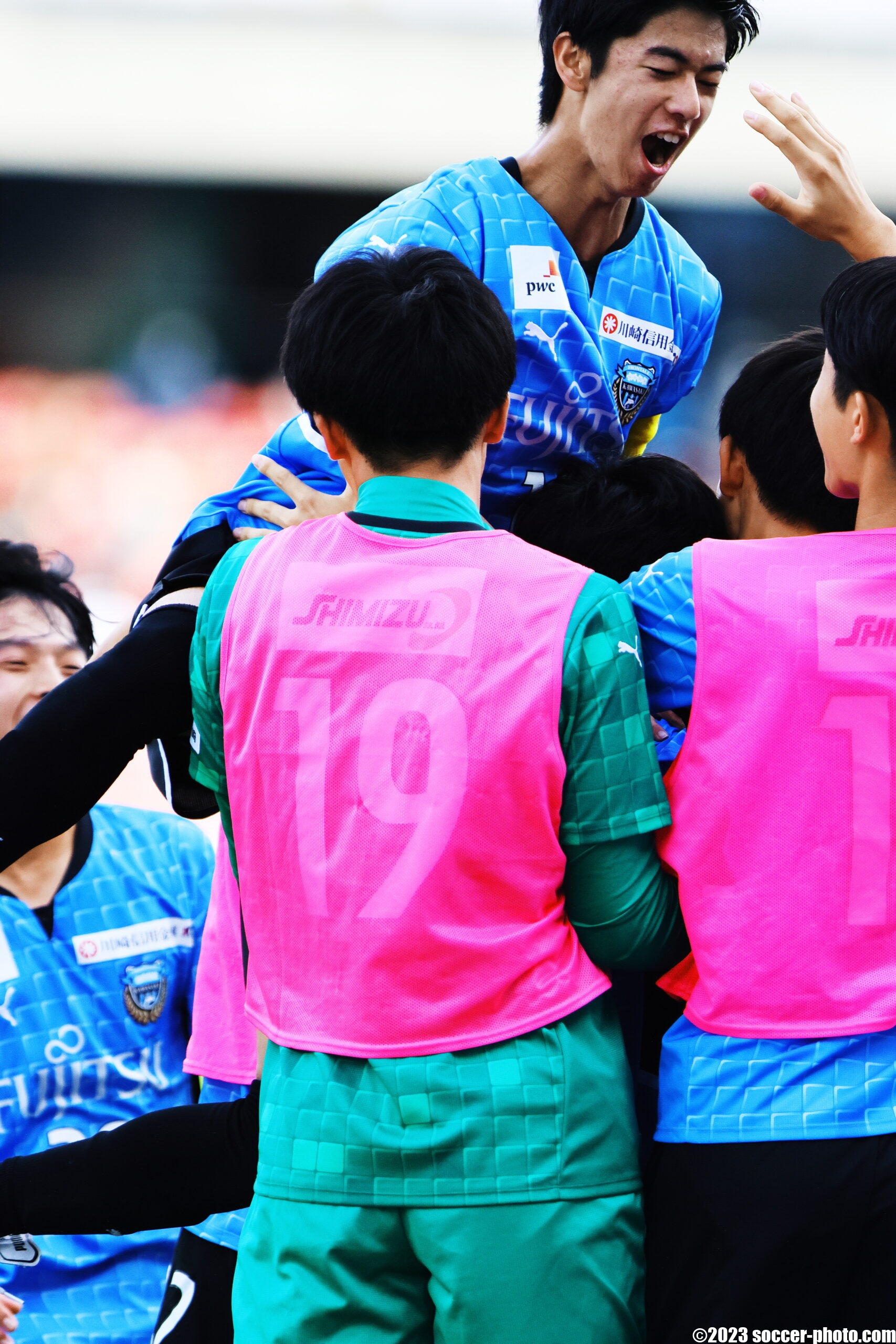 仲間の得点を喜ぶ川崎フロンターレ MF No.28 大関友翔選手2022.10.15_川崎F(U-18)vs横浜FC(U-18)時代(背番号10)